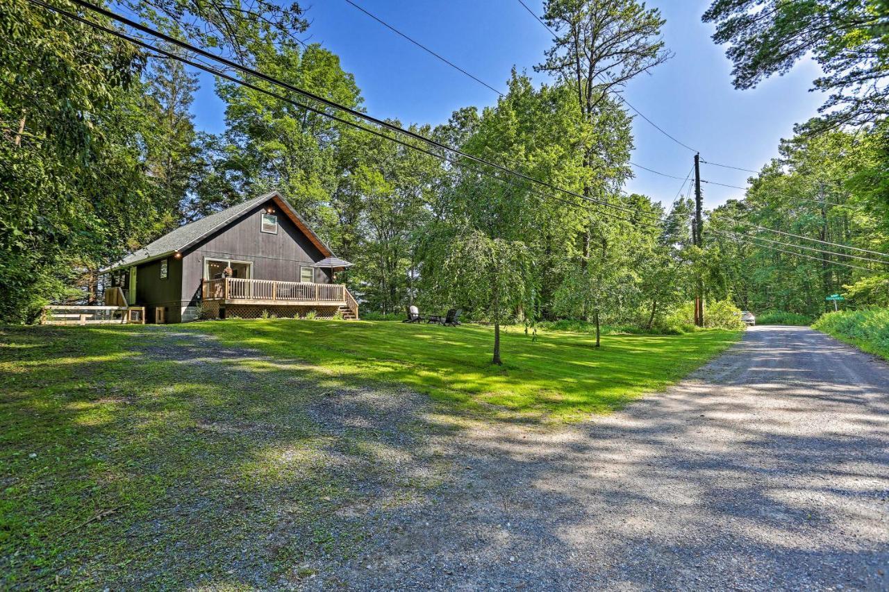 Modern East Stroudsburg Home With Deck And Gas Grill! Exterior photo